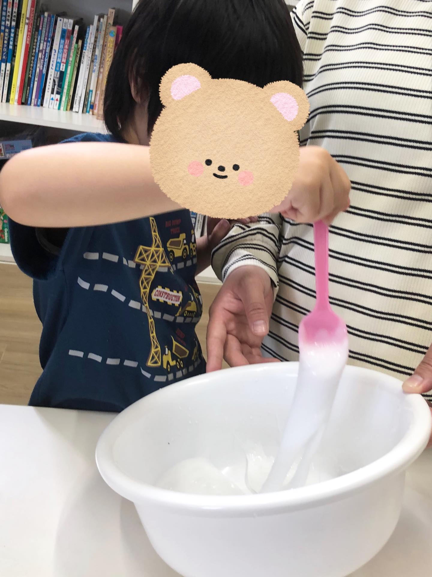 〜実験あそび〜
泡がぷくぷくと出てきて花びらの様になったり、スライムがびょーんっと伸びる様子に大興奮!
みんな『なにこれ!』『ふしぎだねえ!』と嬉しそうに見ていました!
スライムの感触も楽しくて、手にまいたり、つんっと触って見たり、思いきり伸ばして見たりと楽しそうに遊んでいましたよ!
#ペンギンのあしあと
#実験あそび
#放課後デイサービス