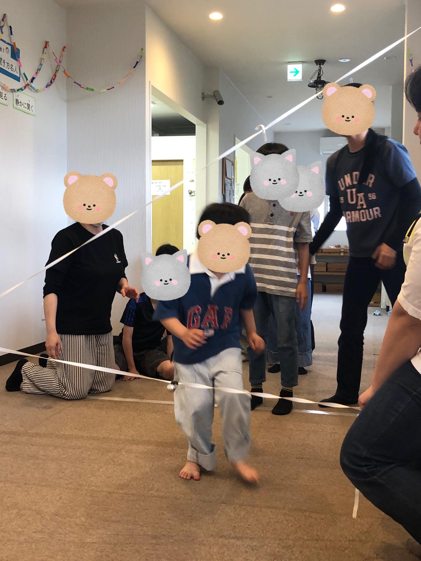 〜いろはに金平糖 童歌あそび〜
歌を覚えたら一緒に歌ってくれたりしながら、紐をよけて通ることを楽しんでいました!!
みんなしっかり待つことが出来ててえらいですね!
#ペンギンのあしあと
#伝承遊び
#放課後デイサービス