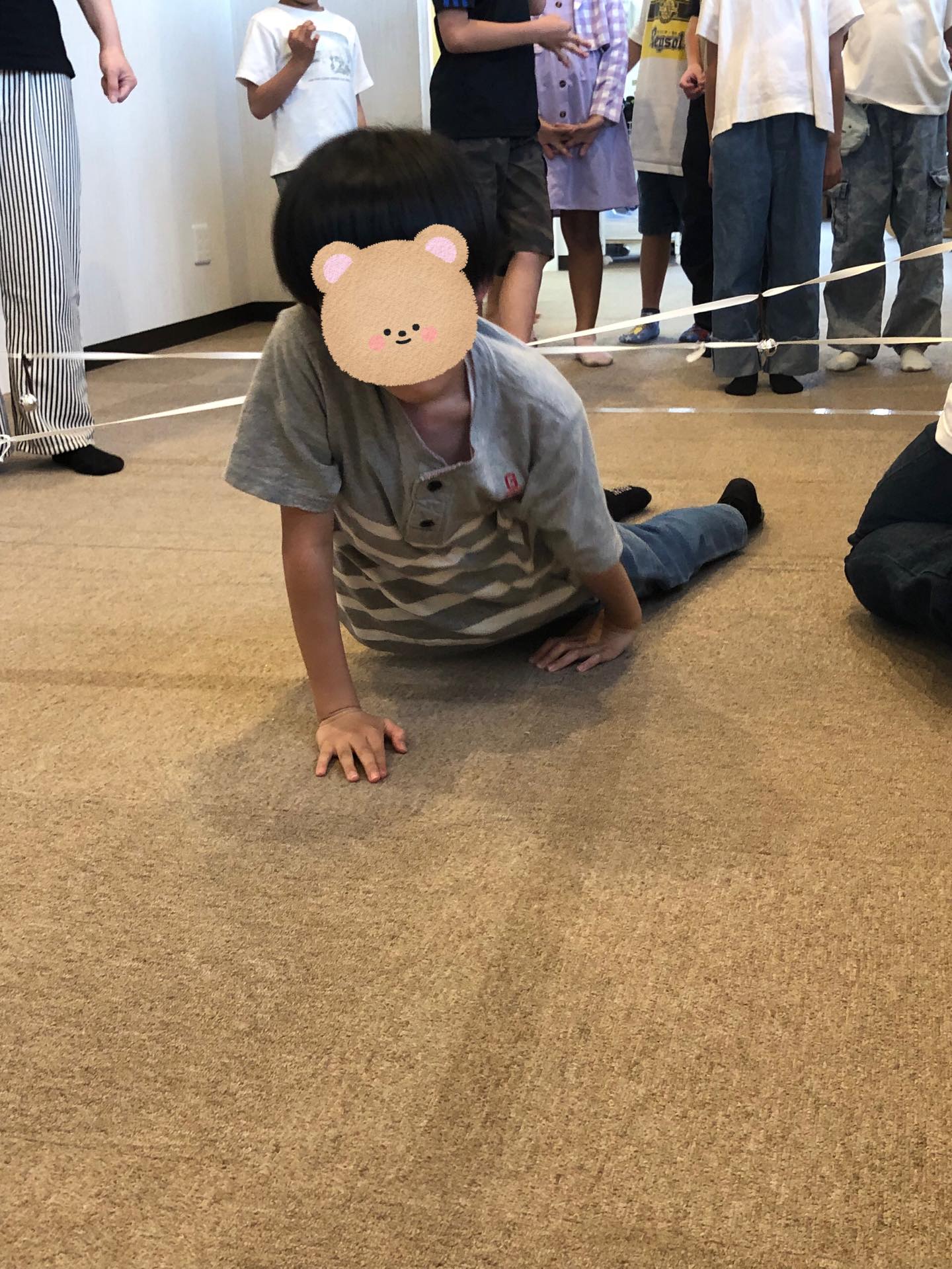 〜いろはに金平糖 童歌あそび〜
歌を覚えたら一緒に歌ってくれたりしながら、紐をよけて通ることを楽しんでいました!!
みんなしっかり待つことが出来ててえらいですね!
#ペンギンのあしあと
#伝承遊び
#放課後デイサービス