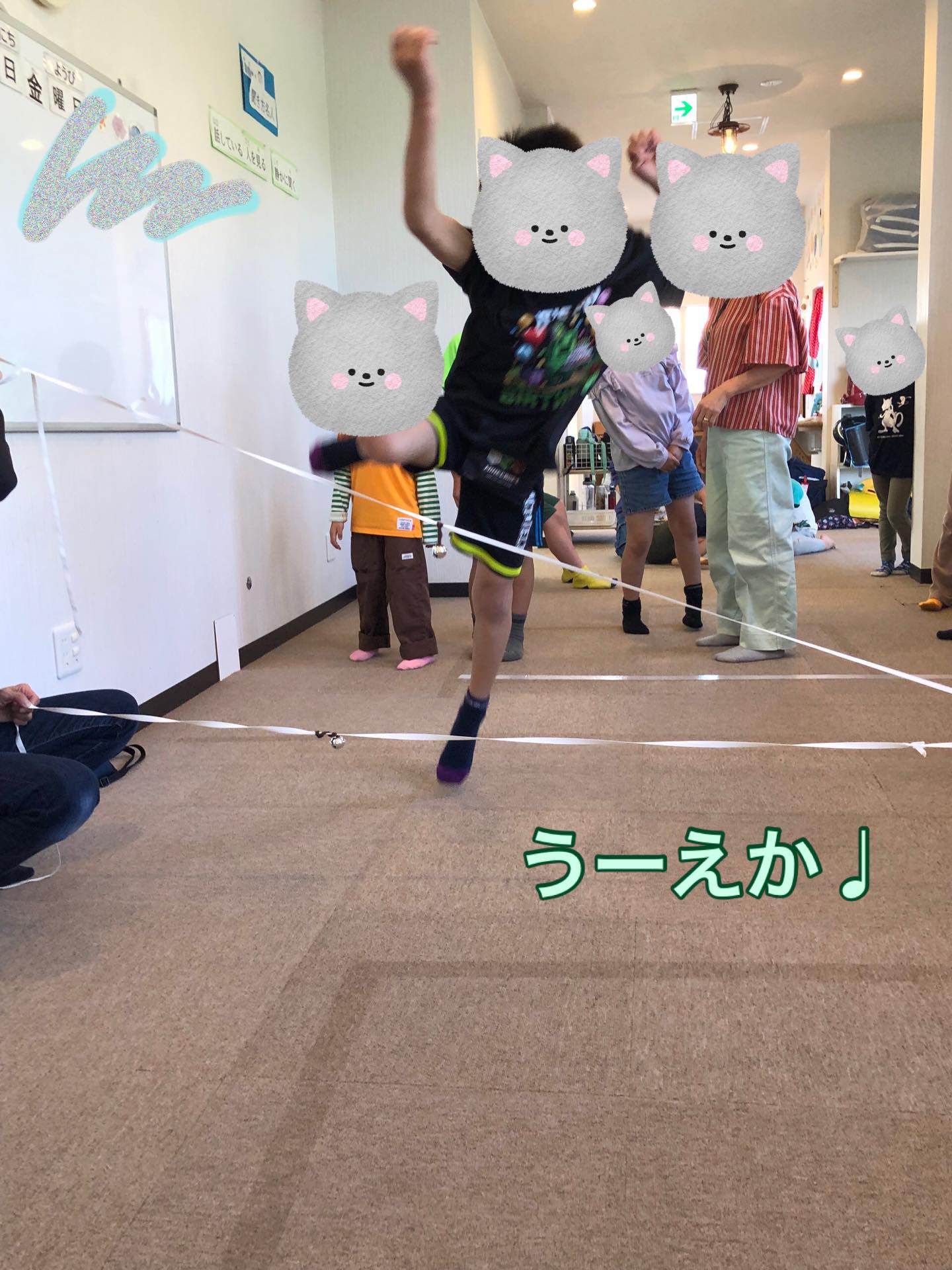 〜いろはに金平糖 童歌あそび〜
歌を覚えたら一緒に歌ってくれたりしながら、紐をよけて通ることを楽しんでいました!!
みんなしっかり待つことが出来ててえらいですね!
#ペンギンのあしあと
#伝承遊び
#放課後デイサービス