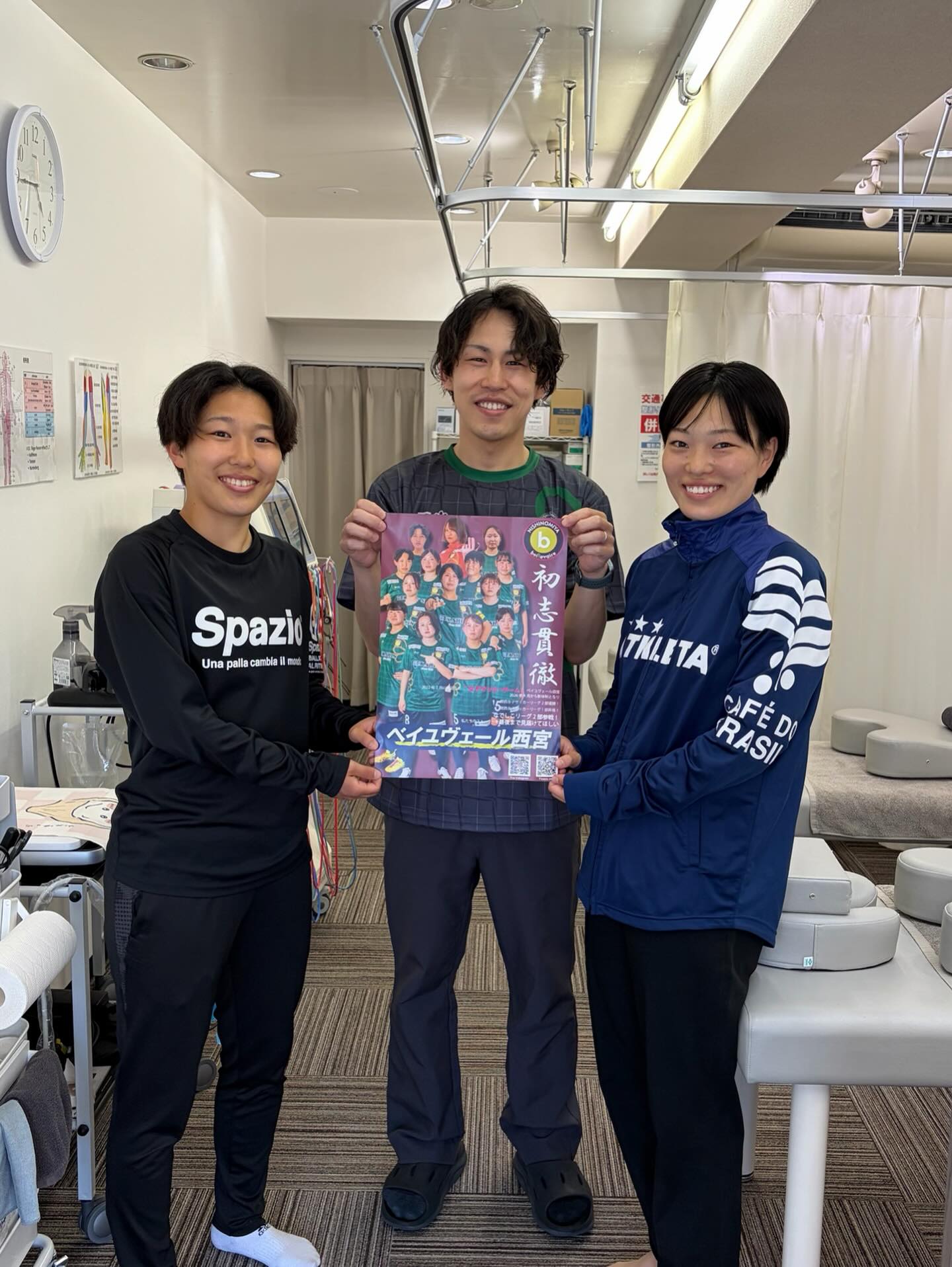 🟢サポータークラブからのお知らせ🟢この度、サポーターズクラブにご入会いただきましたので、橋本選手と岡部選手と馬場選手でシン接骨院様へご挨拶とお礼に伺いました🙇🏻♀️✨そして、院内にポスター掲載していただきました!いつもありがとうございます!関西1部リーグ昇格へ向けて走り続けますので応援よろしくお願いいたします🔥#beillevaire#beillevaire西宮#ベイユヴェール#関西女子サッカーリーグ2部