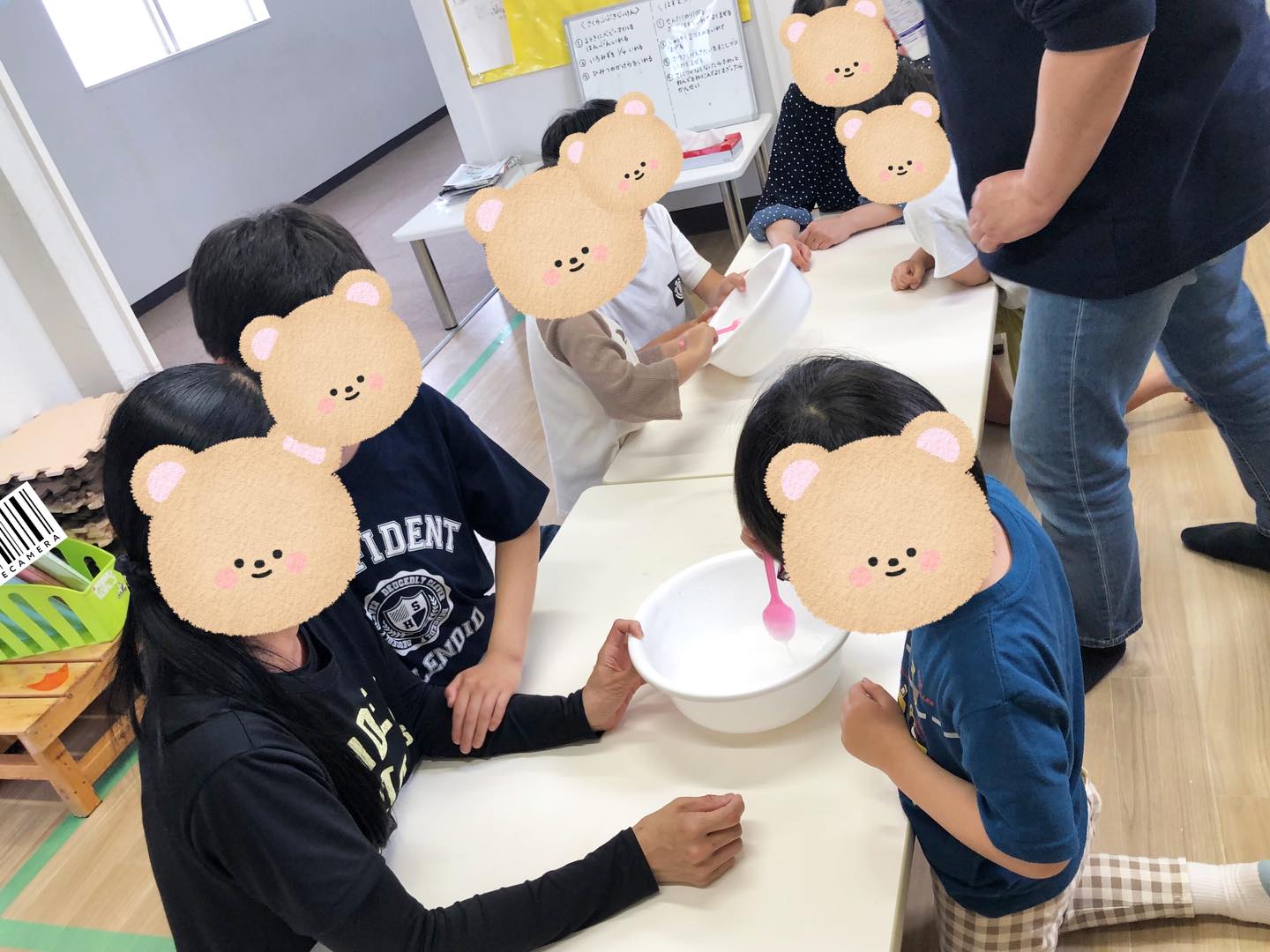 〜実験あそび〜
泡がぷくぷくと出てきて花びらの様になったり、スライムがびょーんっと伸びる様子に大興奮!
みんな『なにこれ!』『ふしぎだねえ!』と嬉しそうに見ていました!
スライムの感触も楽しくて、手にまいたり、つんっと触って見たり、思いきり伸ばして見たりと楽しそうに遊んでいましたよ!
#ペンギンのあしあと
#実験あそび
#放課後デイサービス