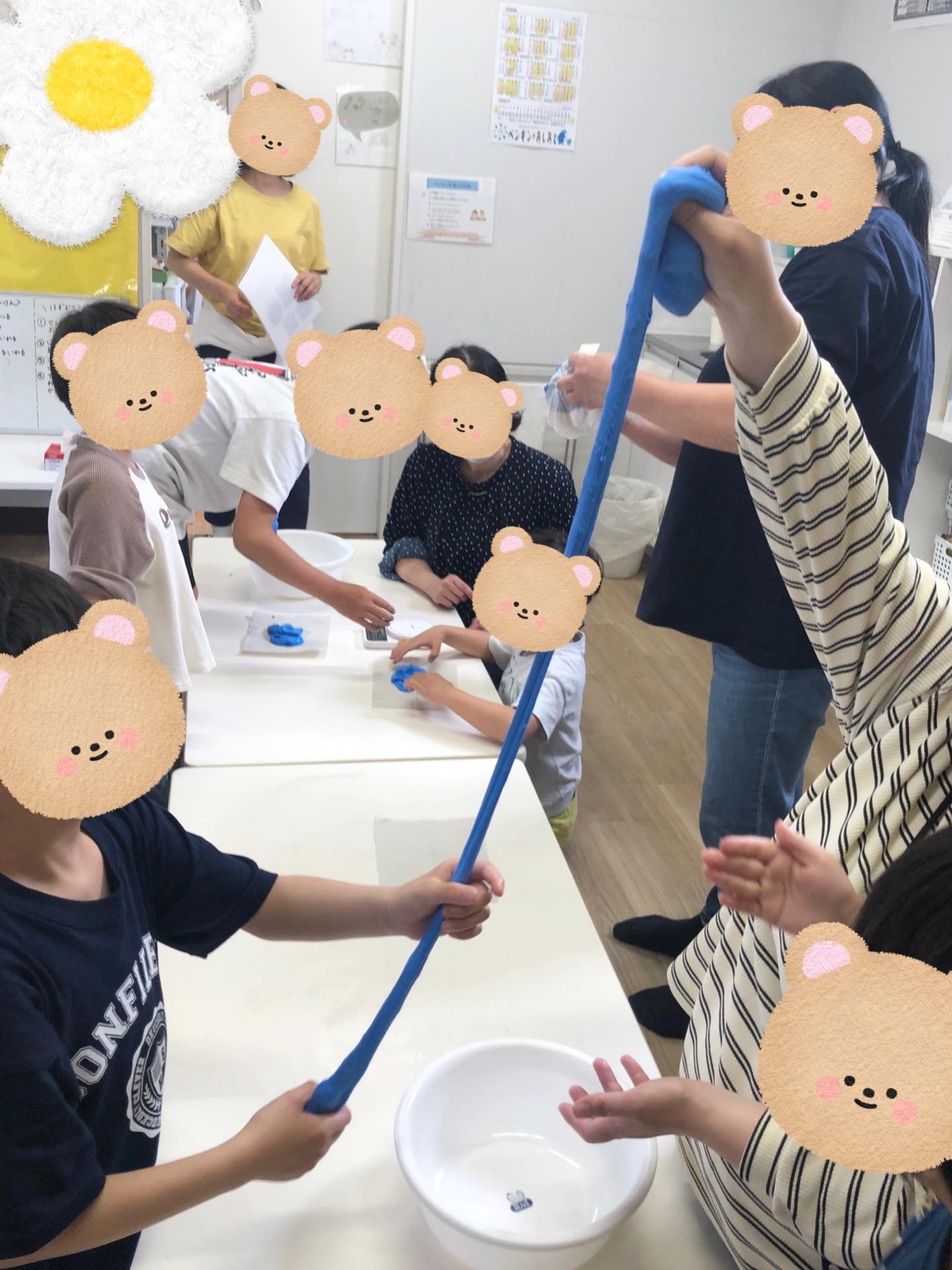〜実験あそび〜
泡がぷくぷくと出てきて花びらの様になったり、スライムがびょーんっと伸びる様子に大興奮!
みんな『なにこれ!』『ふしぎだねえ!』と嬉しそうに見ていました!
スライムの感触も楽しくて、手にまいたり、つんっと触って見たり、思いきり伸ばして見たりと楽しそうに遊んでいましたよ!
#ペンギンのあしあと
#実験あそび
#放課後デイサービス