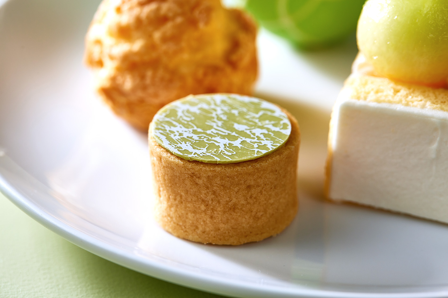 🍈🧡
「メロンアフタヌーンティーセット」スイーツのご紹介🍰
“メロンの生チョコタルト”
サクサクのタルトにメロン香るガナッシュを流し込んだ、芳醇なくちどけが広がる一品🍫
<期間>
2026年5月16日(土) ~ 6月30日(火)
【平 日】12:00~16:00
【土日祝】2部制 ①12:00 ②15:00
※平日限定で、フリードリンク120分制
※土日祝は、120分制のご利用となります
<料金>
アフタヌーンティー、赤肉・青肉メロン種の食べ比べ、ドリンク付き
¥4,800 (税・サービス料込)
※数に限りがございます。事前のご予約をおすすめいたします。
<店舗>
水戸プラザホテル
カフェ&バー プラザ
TEL:050-3503-1022
#アフタヌーンティー
#アフタヌーンティーセット
#メロンアフタヌーンティー
#メロンアフタヌーンティーセット
#afternoontea
#afternoonteaset
#MelonAfternoonTea
#MelonAfternoonTeaSet
#茨城グルメ #茨城カフェ
#茨城メロン #方波見農園
#茨城のメロン #茨城県産メロン
#メロン #Melon #🍈
#メロンスイーツ #MelonSweets
#スイーツ #Sweets #ヌン活
#ロンネフェルト
#水戸プラザホテル #MitoPlazaHotel
#カフェ #カフェプラザ