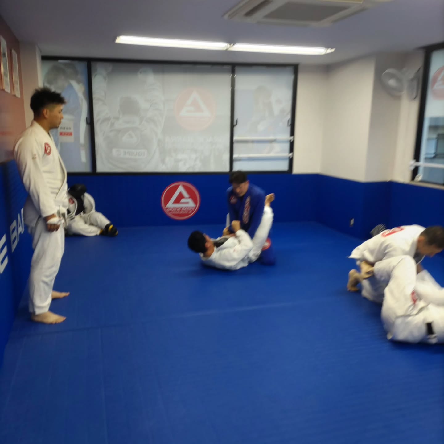 入会金無料 初月無料キャンペーン延長 親子割引き強化中
月額ずっと
親1人に対し子供1人(小学生まで)無料
見学・無料体験のご予約はDMでも受け付けております♪
ウェブサイトのお問い合わせから送っていただいても大丈夫です。
見学か無料体験のどちらをご希望か、お名前、希望の日時をクラススケジュールご確認の上、送信してください。
グレイシーバッハ枚方大阪
📍ACCESS
573-0163
大阪府枚方市長尾元町5-8-1長尾元町NSビル3F
★JR長尾駅から徒歩8分!
★お車の方は近隣コインパーキングをご利用ください。
🌏WEBSITE
graciebarrahirakataosaka.com
#グレイシーバッハ
#グレイシーバッハ枚方大阪
#ブラジリアン柔術
#格闘技ジム
#枚方
graciebarrajapan
brazilianjiujitsu