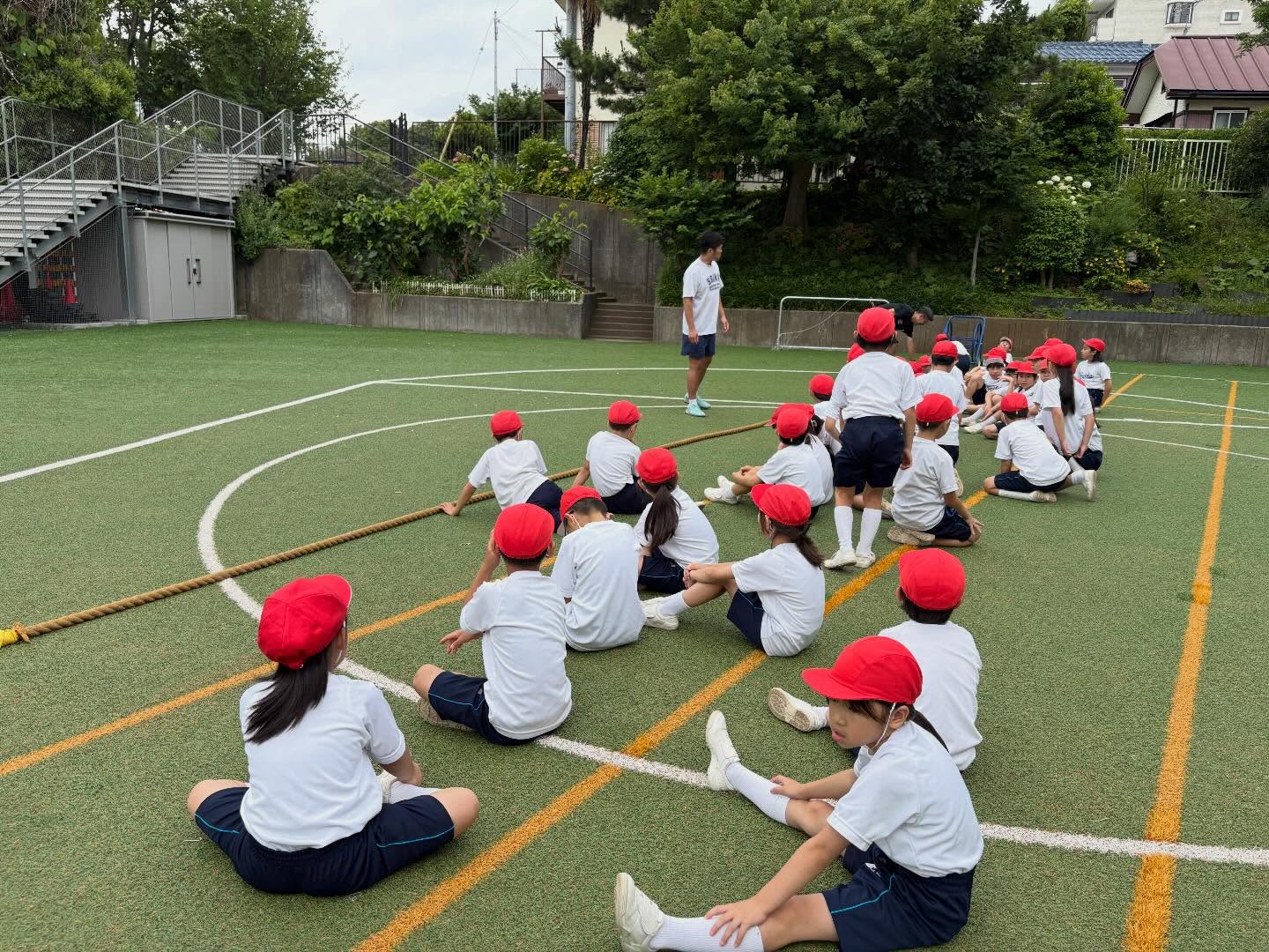 【最後の指導に熱が入ります】
綱引きは一本勝負。各学年1回で勝敗が決まります。
明日はいよいよ本番!!