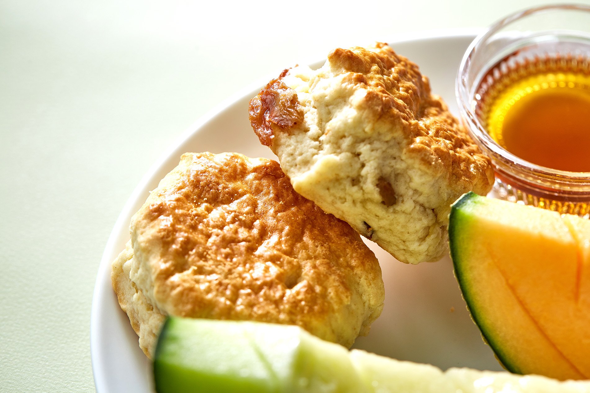 🍈🧡
「メロンアフタヌーンティーセット」スイーツのご紹介🍰
“本格イギリススコーン2種”
香ばしく焼き上げた英国伝統のスコーンは、中はしっとり食感に仕上げたこだわりの逸品🇬🇧
付け合わせは、特製苺ジャムとメープルシロップの2種類をご用意🍯組み合わせ次第でまた違った美味しさに✨
<期間>
2026年5月16日(土) ~ 6月30日(火)
【平 日】12:00~16:00
【土日祝】2部制 ①12:00 ②15:00
※平日限定で、フリードリンク120分制
※土日祝は、120分制のご利用となります
<料金>
アフタヌーンティー、赤肉・青肉メロン種の食べ比べ、ドリンク付き
¥4,800 (税・サービス料込)
※数に限りがございます。事前のご予約をおすすめいたします。
<店舗>
水戸プラザホテル
カフェ&バー プラザ
TEL:050-3503-1022
#アフタヌーンティー
#アフタヌーンティーセット
#メロンアフタヌーンティー
#メロンアフタヌーンティーセット
#afternoontea
#afternoonteaset
#MelonAfternoonTea
#MelonAfternoonTeaSet
#茨城グルメ #茨城カフェ
#茨城メロン #方波見農園
#茨城のメロン #茨城県産メロン
#メロン #Melon #🍈
#メロンスイーツ #MelonSweets
#スイーツ #Sweets #ヌン活
#ロンネフェルト
#水戸プラザホテル #MitoPlazaHotel
#カフェ #カフェプラザ