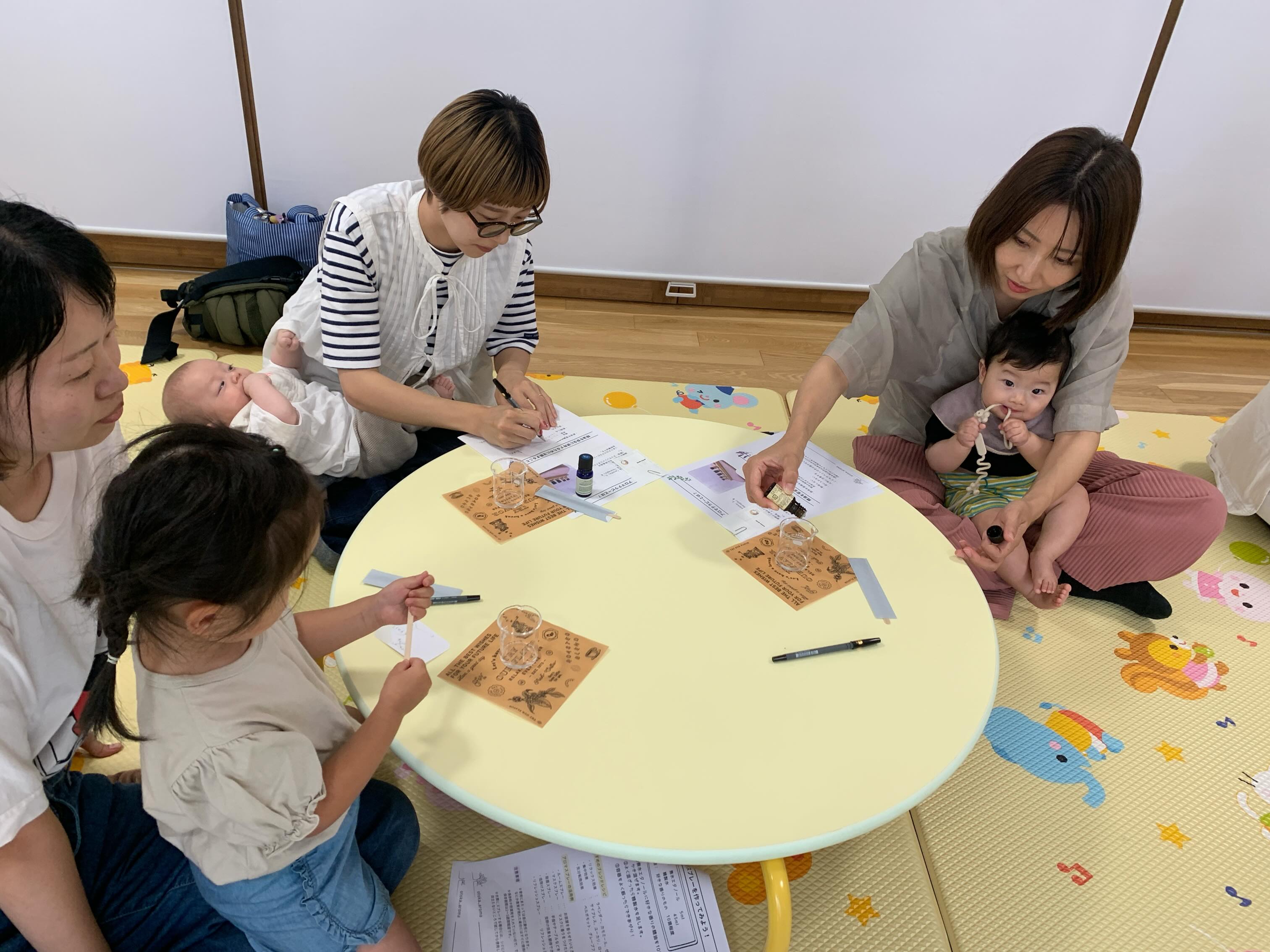 5月29日こどもホーム
"おやこでリフレッシュタイム"
公益社団法人日本アロマ環境協会
アロマインストラクターアロマセラピスト
山本さんに来ていただきアロマスプレーを作りました♪
色々な匂いの中から自分の好きな匂いを選ぶのですが、ママ達悩む時間も楽しそう。3歳の女の子はいいにおーい❤️と言ってました。
癒しの匂いに包まれてママ達も短い時間でリフレッシュできたみたいでした〜🤗
#立山町
#子育て支援センター