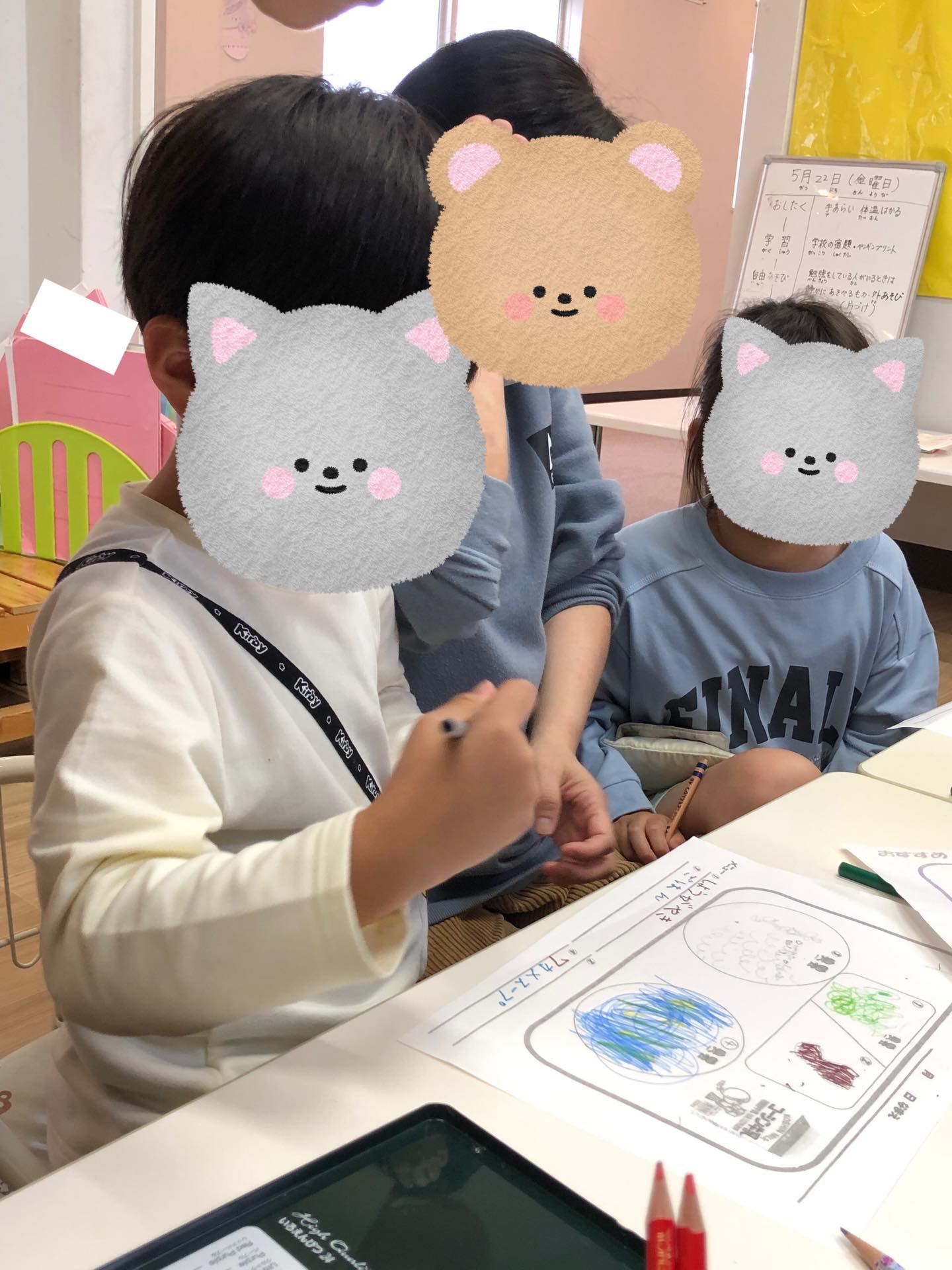 〜新聞学習・給食編〜
新聞学習でみんなが食べたいメニューを考えました!!
新聞の記事を読んだ後、それぞれどんなのが食べたいかなあと先生と話しながら、一生懸命お絵描きをしたり、文字で書いてみたり、、、
それぞれとっても美味しそうなメニューでお腹が空いてしまいますね✨みんな違ってどれも素敵です!!
発表はその子の様子によって先生と一緒に発表したり、説明をしてみたり。みんな上手に教えてくれました!!
#ペンギンのあしあと
#放課後等デイサービス
#新聞学習
#おいしそうなメニュー