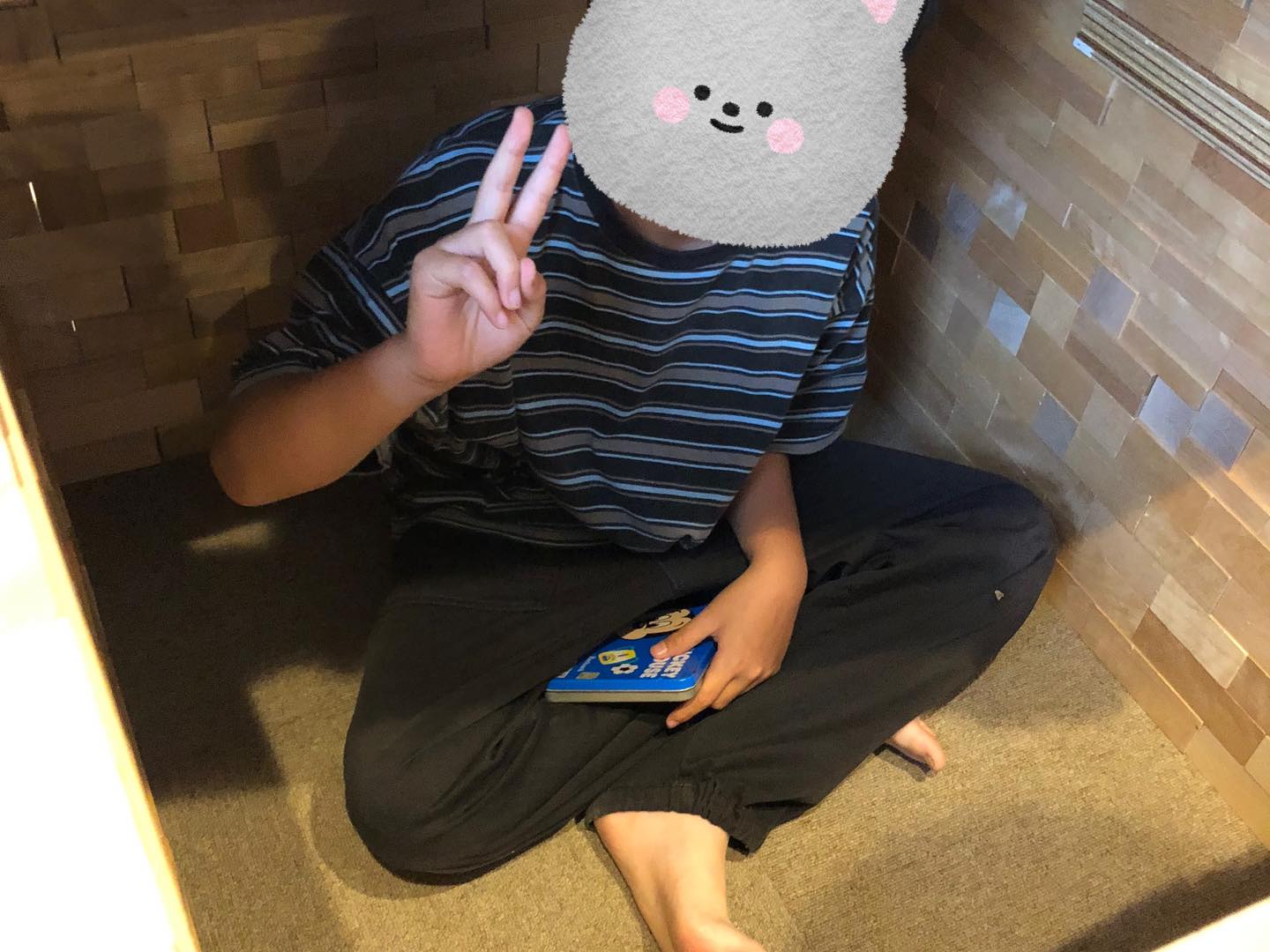 〜積み木遊び〜
みんなで協力して大きな積み木のお家を作りました!!
お家が出来上がるとのぞいて見たり、中に入って見たり、小窓から外のお友達とのぞきあったり、、、
完成した素敵なお家でたくさん遊ぶことができました!!
遊び終わるとみんなでお片付け。手分けをしてそれぞれの積み木ごとに箱に入れて片付けることが出来ました!!
最後までしっかりと協力して出来てかっこ良かったです✨
#ペンギンのあしあと
#放課後等デイサービス
#積み木遊び
#童具館
#協力