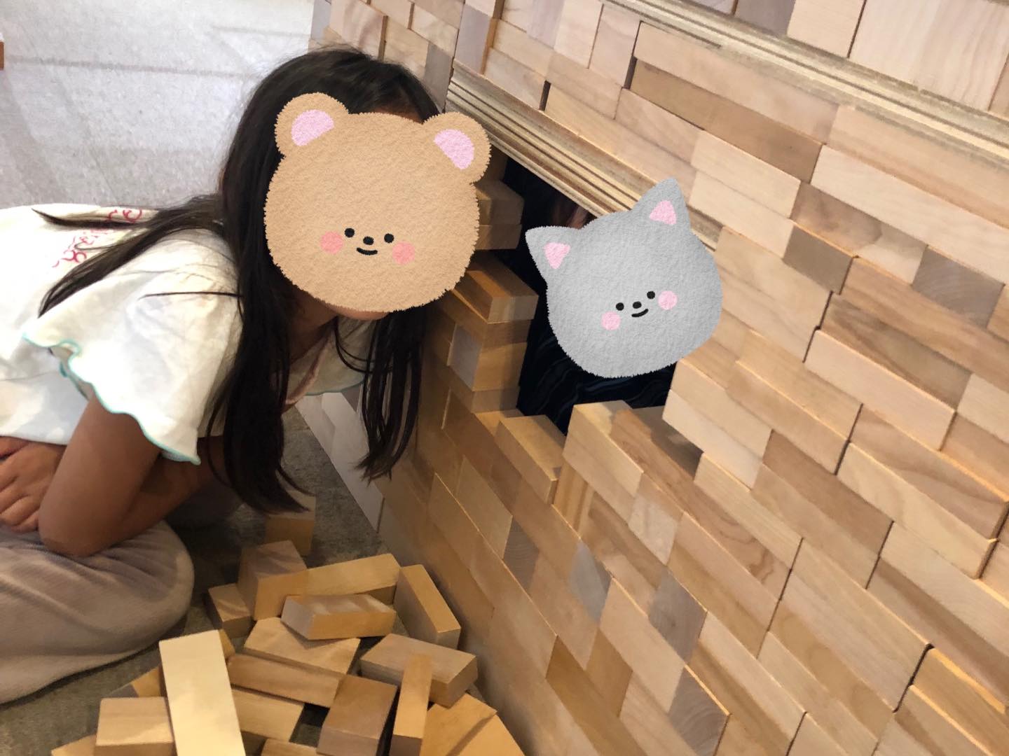 〜積み木遊び〜
みんなで協力して大きな積み木のお家を作りました!!
お家が出来上がるとのぞいて見たり、中に入って見たり、小窓から外のお友達とのぞきあったり、、、
完成した素敵なお家でたくさん遊ぶことができました!!
遊び終わるとみんなでお片付け。手分けをしてそれぞれの積み木ごとに箱に入れて片付けることが出来ました!!
最後までしっかりと協力して出来てかっこ良かったです✨
#ペンギンのあしあと
#放課後等デイサービス
#積み木遊び
#童具館
#協力