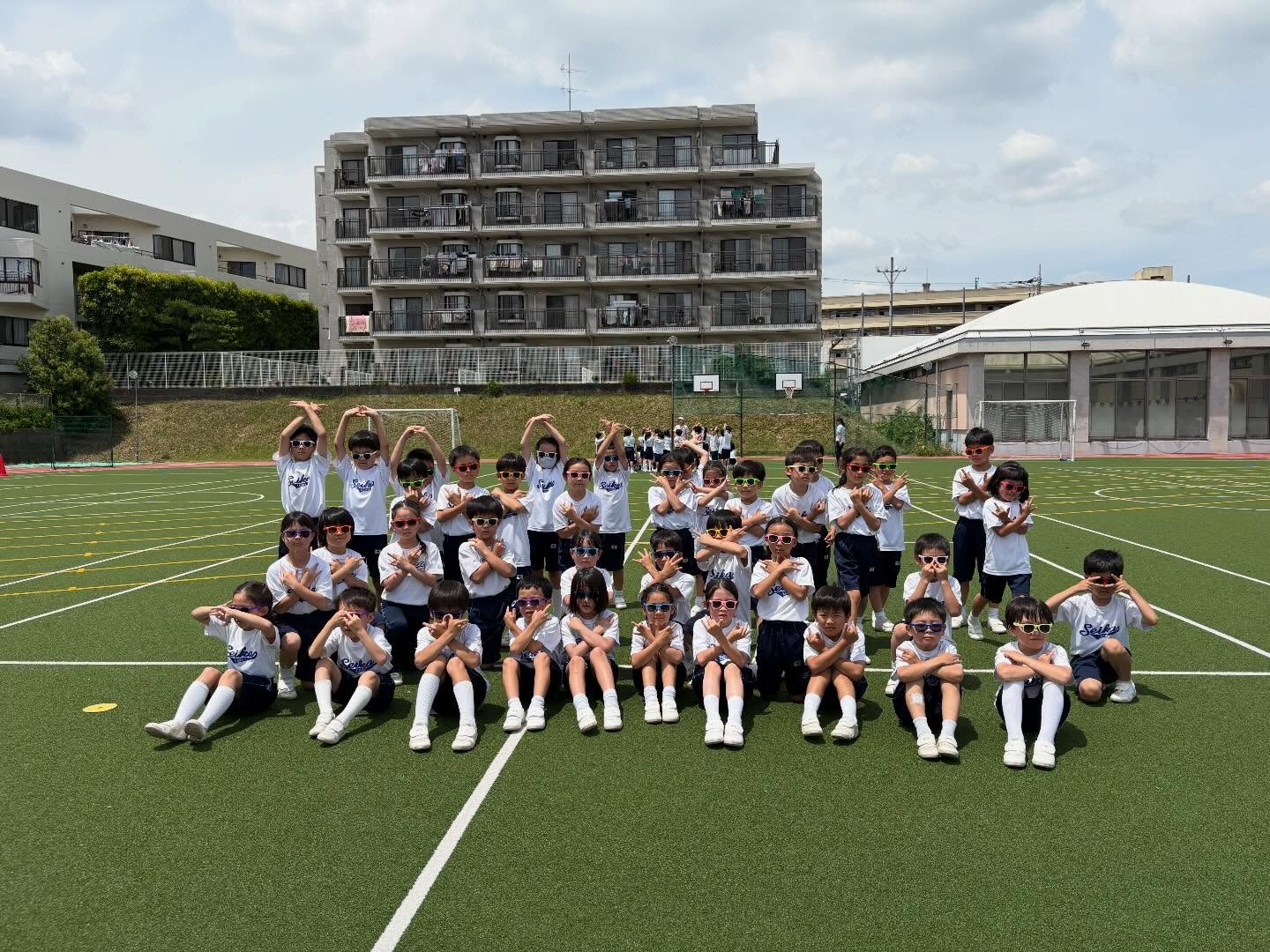 【小道具のサプライズ】
運動会のリハーサルでの一枚。
当日終えるまでは出せなかった一枚です。
2年のダンスでは、サプライズでポケットからサングラスが出てきました😎✨
会場全体、心を掴まれて盛り上がりました!!