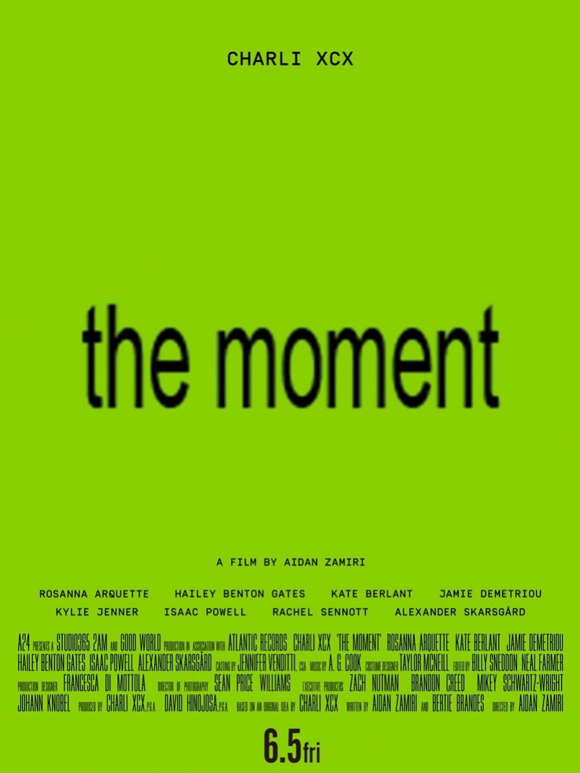 『the moment ザ・モーメント』ホワイトシネクイントにて公開🎬
ポップミュージックの最前線で常識を壊し、新たなスタイルを更新し続ける世界的ミュージシャン・ #チャーリーxcx (チャーリー・エックス・シー・エックス)が発案し、ビリー・アイリッシュなどアーティストらのミュージックビデオを手掛けるエイダン・ザミリを監督に迎え、 #A24 とタッグを組んだ最新作『the moment ザ・モーメント』が、緊急公開!
物語は、アルバム『brat』の大ヒットから数ヶ月後、という設定で始まる。本作は「ここまで描いてしまうの?」と実際の業界人も驚かせる程の裏話が連発され、「クールにきめたい」と言いながらも意志がブレ続ける大スター(主人公)を、チャーリーxcx自身が演じることで、リアルとフィクションの境目を曖昧にしていく斬新な作りとなっている。
主人公の心をかき乱す“エンタメ業界のヴィラン”には、『センチメンタル・バリュー』で父親役を演じたステラン・スカルスガルド家の長男、アレクサンダー・スカルスガルド、『グラン・ブルー』『パルプ・フィクション』のロザンナ・アークエット、ティモシー・シャラメとの関係に注目が集まる実業家でタレントのカイリー・ジェンナーらが名を連ねた。
【STORY】
2024年、アルバム「brat(ブラット)」で世界を熱狂させ、“ブラット・サマー”と呼ばれる社会現象を巻き起こした、ポップスター・チャーリーxcx。大胆で媚びないイメージを保ちたい彼女は、「クールか、否か」を鏡に問い続け、新しい自分を追い求めていた。ところが、マネージャーやSNS担当、音楽レーベルは、「ブラット・サマー・フォーエバー」を合言葉に、このムーブメントを、無理やり延命させようとする。
やがてAmazonを出資につけた「ブラット」のライブ映像配信のプロジェクトが始動。突如現れたステージ監督は、チャーリーの表現に理解を示さず、ティンカーベルのような衣装を着させ天井から吊るす演出を提案。炎の演出など派手な仕掛けを次々と重ね、彼女を“ベタなスター像”へと押し込めていく。ついには、銀行をスポンサーにつけ、「brat」の文字をあしらったクレジットカードの大規模キャンペーンまでも始まる。多忙を極めたチャーリーは、ライブまであと数日というタイミングで、イビサ島へバケーションに出かけてしまい・・。
監督: エイダン・ザミリ
出演: チャーリーxcx、アレクサンダー・スカルスガルド、ロザンナ・アークエット、カイリー・ジェンナー 他