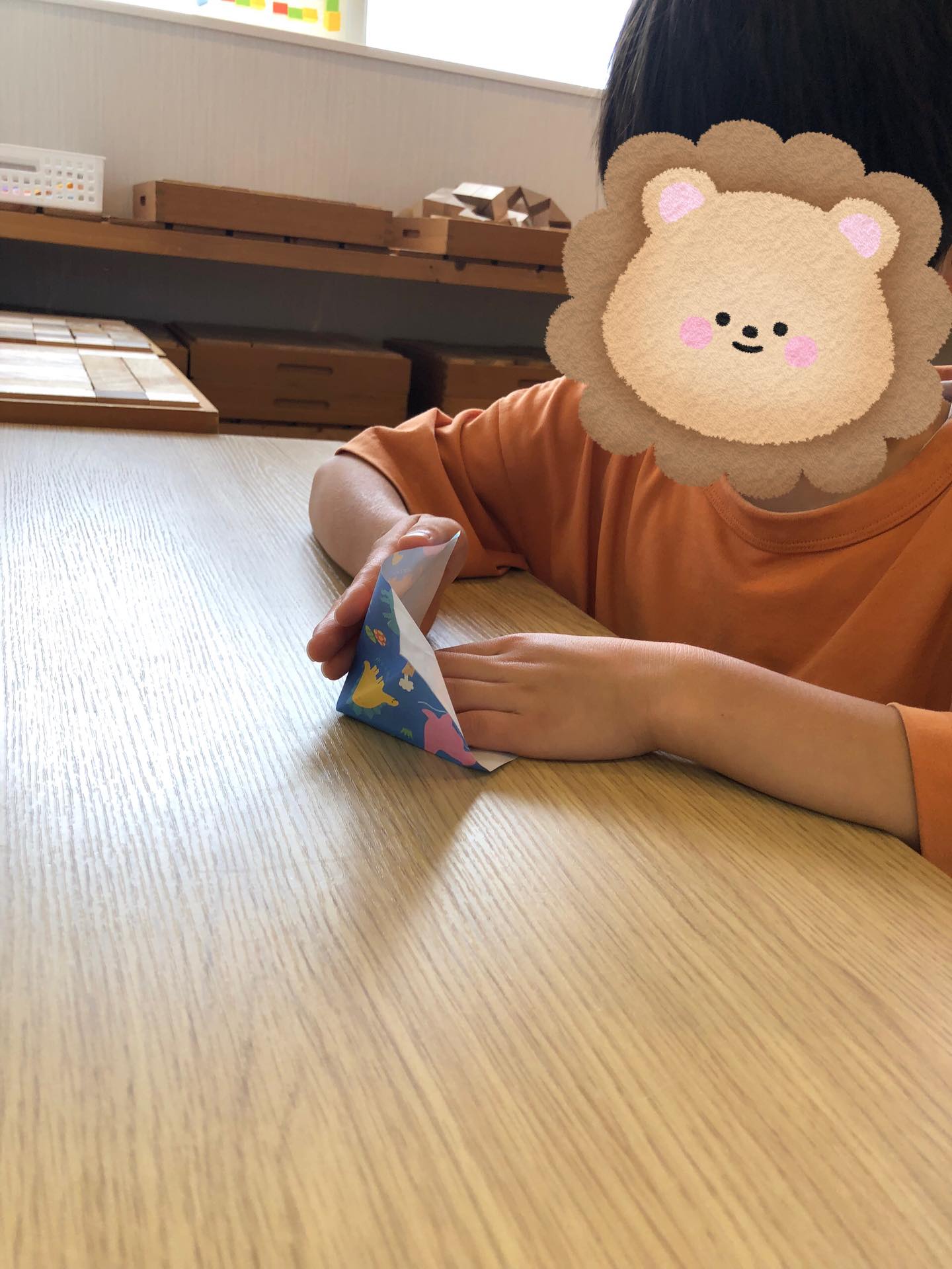 〜傘・雨粒製作と風船運びゲームの様子〜
作り方を聞きながら、ここはどうやるの?これであってる?と質問できるようになってきました。
わからないことを聞くということもとても大切なことなのでこうした成長も素敵ですね!
自分の傘や雨粒が完成するとニコニコと満足そうな表情で見せてくれましたよ✨
風船運びゲームでは時々落っこちそうになりながらも2人で協力して運ぶことが出来ていました!
ペアが足りないとなった時には私・ぼくやろうか?と自分からもう一回やってくれる子もいて、とってもかっこよかったです!!
並んで自分の順番を待つのも少しずつ上手になってきました!
#ペンギンのあしあと
#放課後等デイサービス
#製作
#運動あそび
#協力