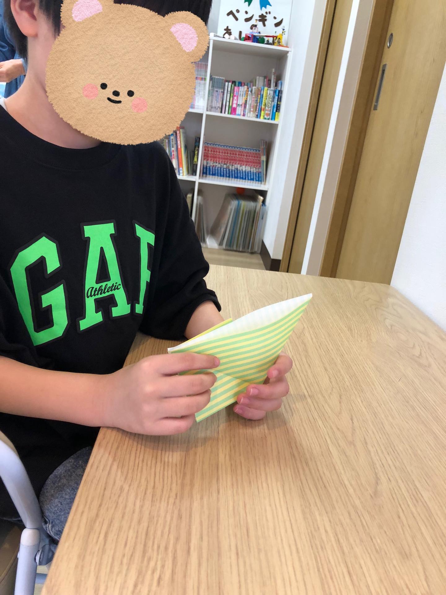 〜傘・雨粒製作と風船運びゲームの様子〜
作り方を聞きながら、ここはどうやるの?これであってる?と質問できるようになってきました。
わからないことを聞くということもとても大切なことなのでこうした成長も素敵ですね!
自分の傘や雨粒が完成するとニコニコと満足そうな表情で見せてくれましたよ✨
風船運びゲームでは時々落っこちそうになりながらも2人で協力して運ぶことが出来ていました!
ペアが足りないとなった時には私・ぼくやろうか?と自分からもう一回やってくれる子もいて、とってもかっこよかったです!!
並んで自分の順番を待つのも少しずつ上手になってきました!
#ペンギンのあしあと
#放課後等デイサービス
#製作
#運動あそび
#協力