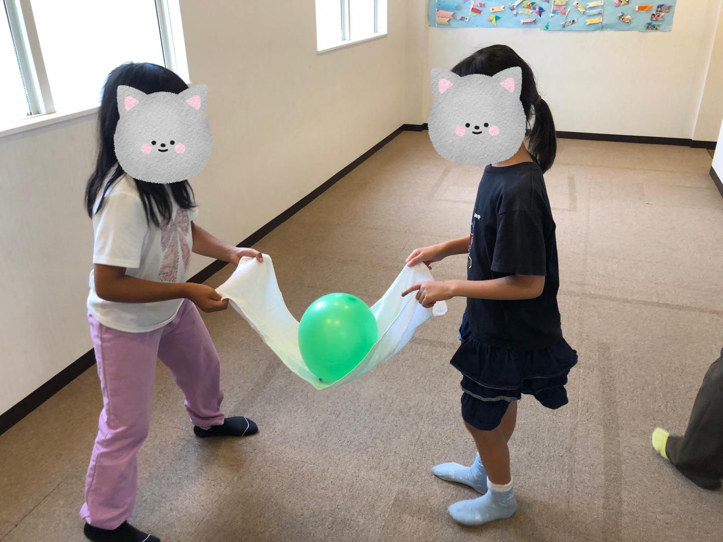 〜傘・雨粒製作と風船運びゲームの様子〜
作り方を聞きながら、ここはどうやるの?これであってる?と質問できるようになってきました。
わからないことを聞くということもとても大切なことなのでこうした成長も素敵ですね!
自分の傘や雨粒が完成するとニコニコと満足そうな表情で見せてくれましたよ✨
風船運びゲームでは時々落っこちそうになりながらも2人で協力して運ぶことが出来ていました!
ペアが足りないとなった時には私・ぼくやろうか?と自分からもう一回やってくれる子もいて、とってもかっこよかったです!!
並んで自分の順番を待つのも少しずつ上手になってきました!
#ペンギンのあしあと
#放課後等デイサービス
#製作
#運動あそび
#協力