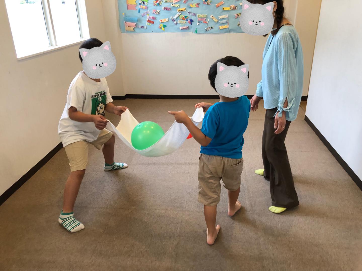 〜傘・雨粒製作と風船運びゲームの様子〜
作り方を聞きながら、ここはどうやるの?これであってる?と質問できるようになってきました。
わからないことを聞くということもとても大切なことなのでこうした成長も素敵ですね!
自分の傘や雨粒が完成するとニコニコと満足そうな表情で見せてくれましたよ✨
風船運びゲームでは時々落っこちそうになりながらも2人で協力して運ぶことが出来ていました!
ペアが足りないとなった時には私・ぼくやろうか?と自分からもう一回やってくれる子もいて、とってもかっこよかったです!!
並んで自分の順番を待つのも少しずつ上手になってきました!
#ペンギンのあしあと
#放課後等デイサービス
#製作
#運動あそび
#協力