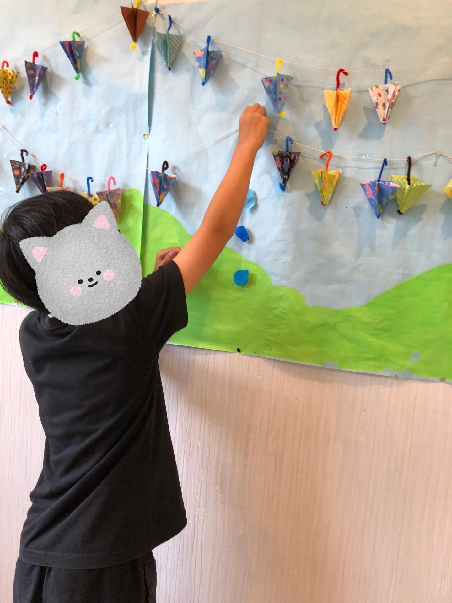 〜傘・雨粒製作と風船運びゲームの様子〜
作り方を聞きながら、ここはどうやるの?これであってる?と質問できるようになってきました。
わからないことを聞くということもとても大切なことなのでこうした成長も素敵ですね!
自分の傘や雨粒が完成するとニコニコと満足そうな表情で見せてくれましたよ✨
風船運びゲームでは時々落っこちそうになりながらも2人で協力して運ぶことが出来ていました!
ペアが足りないとなった時には私・ぼくやろうか?と自分からもう一回やってくれる子もいて、とってもかっこよかったです!!
並んで自分の順番を待つのも少しずつ上手になってきました!
#ペンギンのあしあと
#放課後等デイサービス
#製作
#運動あそび
#協力