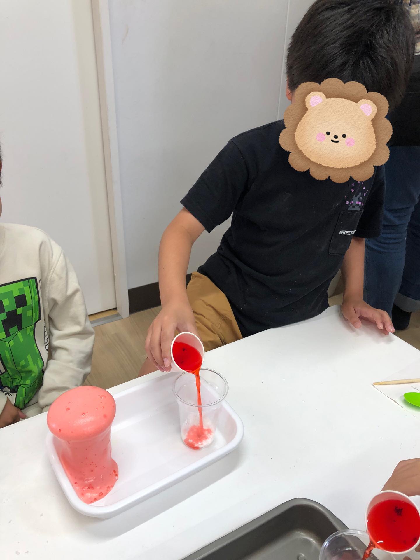 〜祝日イベント・実験〜
実験では重曹とクエン酸・片栗粉を使ったバスボム作りと同じく重曹とクエン酸のしゅわしゅわ火山で遊びました!
分量をすり切り一杯計ってみたり、作り方を聞いて順番に気をつけながら混ぜてみたりと良くお話を聞いて楽しむことができていました!
液体を入れた瞬間にもこもこと泡が溢れ出てくると、うわー!すごい!ととってもびっくりしたような表情でみんな大興奮。泡を触ってみたり、少しすくってみたりしながら楽しんでいました。
バスボムも帰る時に固まっているのをみて、わ!めっちゃ固まってる!!すごい!と自分が作ったバスボムを嬉しそうに持って帰っていました!!
#ペンギンのあしあと
#祝日イベント
#実験遊び
#体験