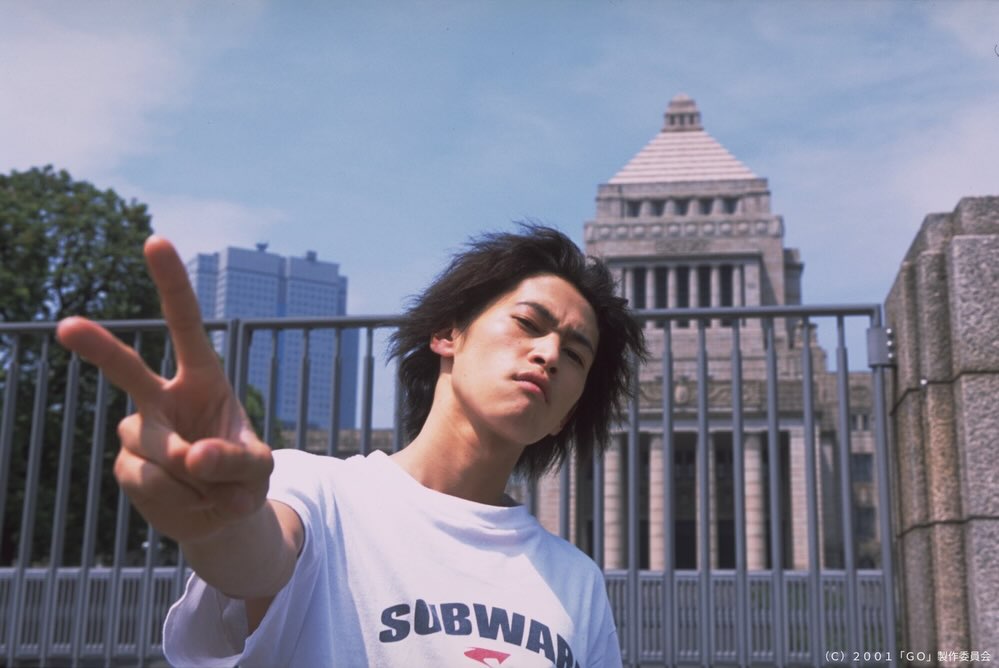 『#GO』シネクイントにて絶賛上映中🎬
公開25周年を記念し、リバイバル公開。
韓国籍を持つ所謂「在日」の高校生・杉原は、民族学校から日本の普通高校へ進学し、将来の目標も見つからないまま喧嘩に明け暮れる日々を送っていた。ある日、杉原は親友の加藤のバースデイパーティーで出会った少女・桜井と恋に落ちる。ぎこちないデートを重ね、2人で同じ場所を歩き、同じものを観て、同じものを聞く度にお互いの気持ちが近づいていくのが分かった。不器用ながらも距離を縮めていく中で、彼女に自分が「在日」であることを打ち明けるべきか葛藤する。やがて順調に思えた日常の中で、在日の親友・正一(ジョンイル)が理不尽な暴力によって命を落とす事件が起きる。突然の喪失と向き合いながら、杉原は自らのアイデンティティと世界のあり方に直面していく・・・。
【鑑賞料金】1,600円均一
※各種割引適用外、招待券・無料鑑賞券利用不可
監督:行定勲
脚本:宮藤官九郎
出演:窪塚洋介、柴咲コウ、大竹しのぶ、山﨑努、新井浩文、大杉漣、塩見三省、萩原聖人 他