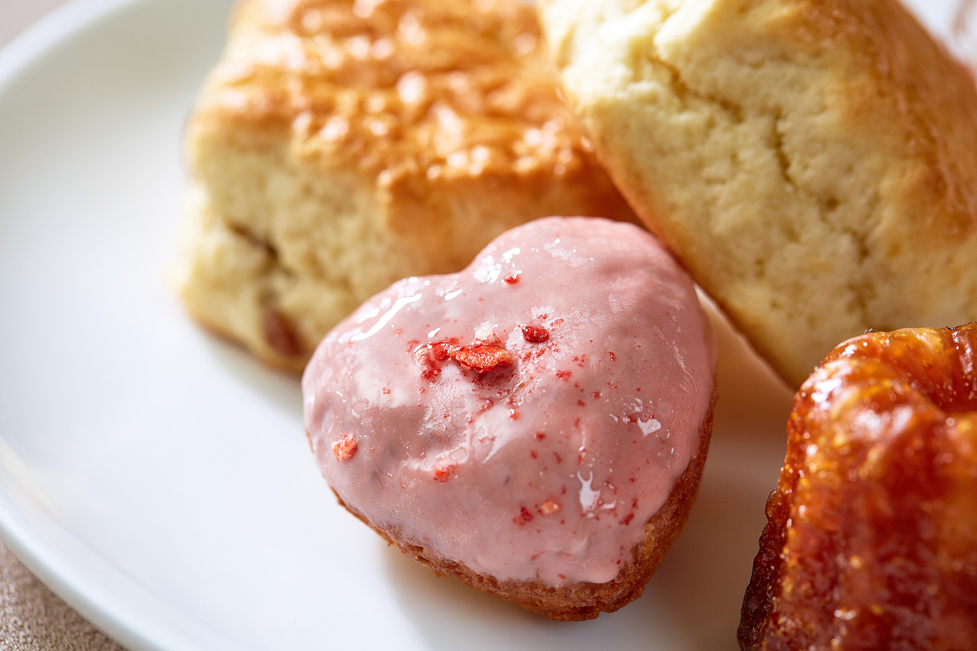 🍑💓
「ピーチアフタヌーンティーセット」スイーツのご紹介🍰
“クランベリーのハートのケーク”
クランベリーの甘酸っぱさとバターの豊かな風味が調和する、可憐なハート型の焼き菓子💕
<期間>
2026年7月1日(水)~8月20日(木)
【平 日】12:00~16:00
【土日祝】2部制 ①12:00 ②15:00
※平日限定で、フリードリンク120分制
※土日祝は、120分制のご利用となります
<料金>
スイーツ、セイボリー、ドリンク付き
¥4,800 (税・サービス料込)
※数に限りがございます。事前のご予約をおすすめいたします。
<店舗>
水戸プラザホテル
カフェ&バー プラザ
TEL:050-3503-1022
#アフタヌーンティー
#アフタヌーンティーセット
#ピーチアフタヌーンティー
#ピーチアフタヌーンティーセット
#afternoontea
#afternoonteaset
#PeachAfternoonTea
#PeachAfternoonTeaSet
#茨城グルメ #茨城カフェ
#水戸グルメ #水戸カフェ
#桃 #ピーチ #Peach #🍑
#桃スイーツ #ピーチスイーツ
#PeachSweets
#スイーツ #Sweets #ヌン活
#ロンネフェルト
#ロンネフェルトティー
#カフェ #カフェプラザ
#水戸プラザホテル
#MitoPlazaHotel