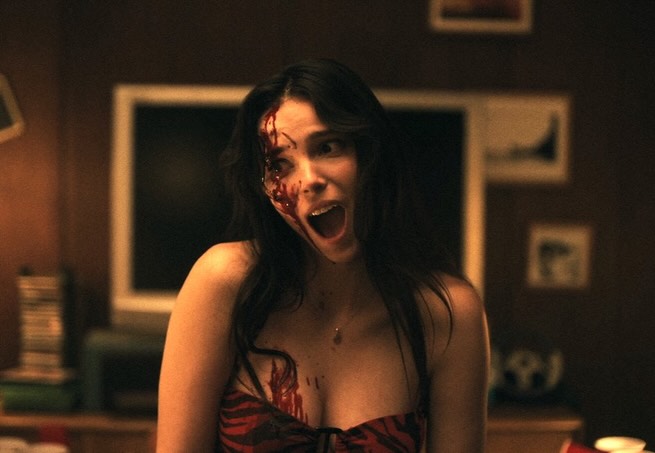 『#オブセッション 災愛』シネクイントにて絶賛上映中🎬
内気な青年の「愛されたい」という願望が制御不能な恐怖へと転じていく様子を描き、新人監督による製作費100万ドル未満の作品ながらアメリカで大ヒットを記録したロマンティックホラー。
孤独で内向的な青年ベアは、恋心を寄せている女性ニッキーと距離を縮めたいとの思いから、願いをかなえてくれるという不気味なまじない「ワン・ウィッシュ・ウィロー」に手を出してしまう。しかし、純粋だったはずの恋愛感情は次第に執着(オブセッション)へと変貌し、ベアは想像を絶する惨劇にのみこまれていく。
YouTubeで配信したスケッチコメディ動画や長編ホラー動画「Milk & Serial」で注目を集めた新鋭クリエイターのカリー・バーカーが劇場映画監督デビューを果たし、ジャンプスケアとユーモアを巧みに操りながら人間の内面的恐怖を描き出す。主演は「クルーガー 絶滅危惧種」など映画・ドラマへの出演のほか、アニメ・ゲームの声優としても活動するマイケル・ジョンストン。テレビドラマ「スーパーマン&ロイス」のインディ・ナバレッテがヒロイン役を務め、理想的な恋人として現れながらも次第に不穏な変化を見せていくニッキーを存在感たっぷりに演じた。
監督:カーリー・バーガー
出演: マイケル・ジョンストン、インディ・ナバエレッテ、クーパー・トムリンソン、メーガン・ローレス 他