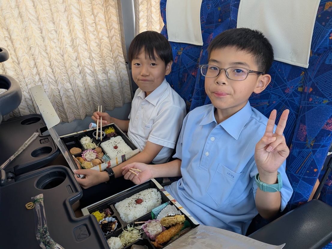 【5年夏季教室3日目 帰ってきました!】
お弁当を食べ、5年生は横浜に帰ってきました!
例年夏季教室の帰りのバスは、みんな寝静まってしーんとしているのですが、103回生は帰りのバスでも元気いっぱいで驚きました。
さて、解散はしましたが、家に着くまでが夏季教室です。気をつけて帰りましょう!
よい夏休みを!!