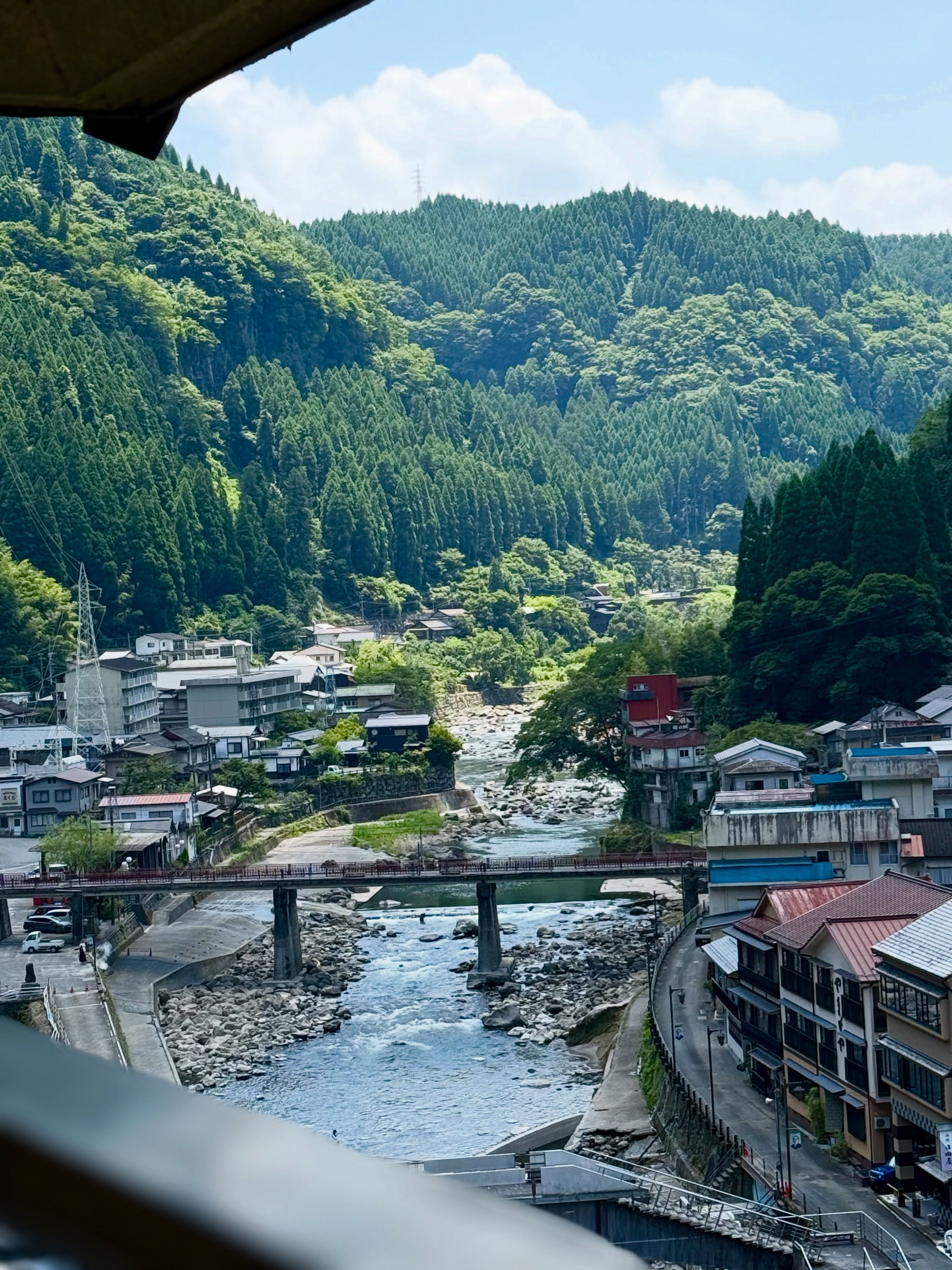 .
【現在の営業状況について】
本日発生した地震により、ご心配のお問い合わせをいただいております。
杖立温泉は大きな被害はなく、通常どおり営業しております。
スタッフ、お客様ともに無事で、安全を確認しております。
ご予約いただいている皆さまには、安心してお越しいただけるよう努めてまいります。
お越しになる際、ご不安なことがございましたら、お気軽にお問い合わせください。
被災された皆さまに心よりお見舞い申し上げます。