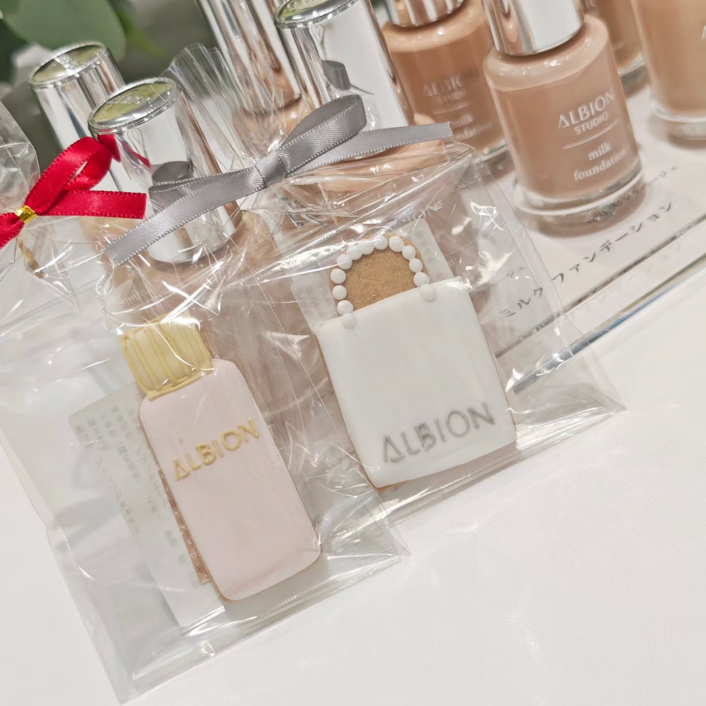【PR】
アルビオンの新製品イベントへ🌷8月18日に発売された「ミルク ファンデーション」は、乳液づくりに70年向き合ってきた、アルビオンの乳液発想のファンデーション。 わたしが使って特にいいなと思ったのが、 ・乳液のようになめらかなテクスチャー
・肌にするっと伸びて、軽やかにフィットする
・気になる部分をカバーしながら、厚塗り感を抑えられる
・うるおい感のあるツヤ肌 なところ💡
全8色展開で、ライトな色からダークな色まで幅広いのもうれしい♪ #ALBION #アルビオン #ミルクファンデーション #新商品発表会 #ミルキーツヤ
